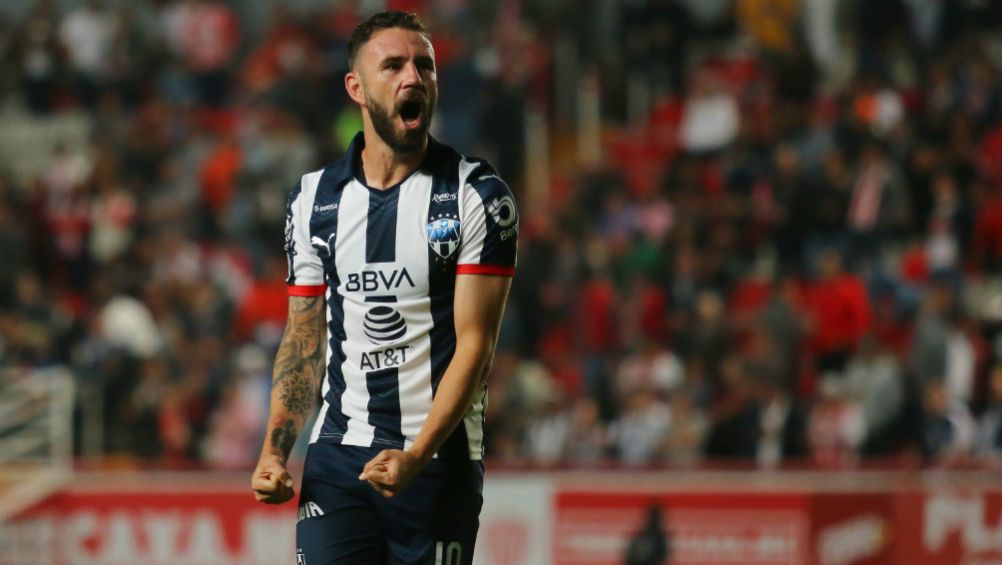 Miguel Layún en acción con Rayados