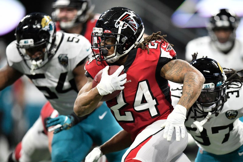 Devonta Freeman con el ovoide