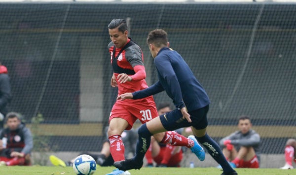 Cisneros en acción con Toluca ante Pumas