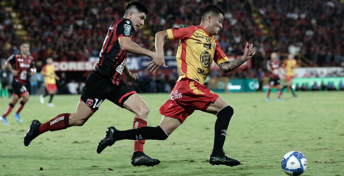 Gerson Torres durante el partido ante Alajuelense