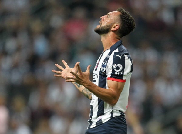 Miguel Layún en acción con Rayados