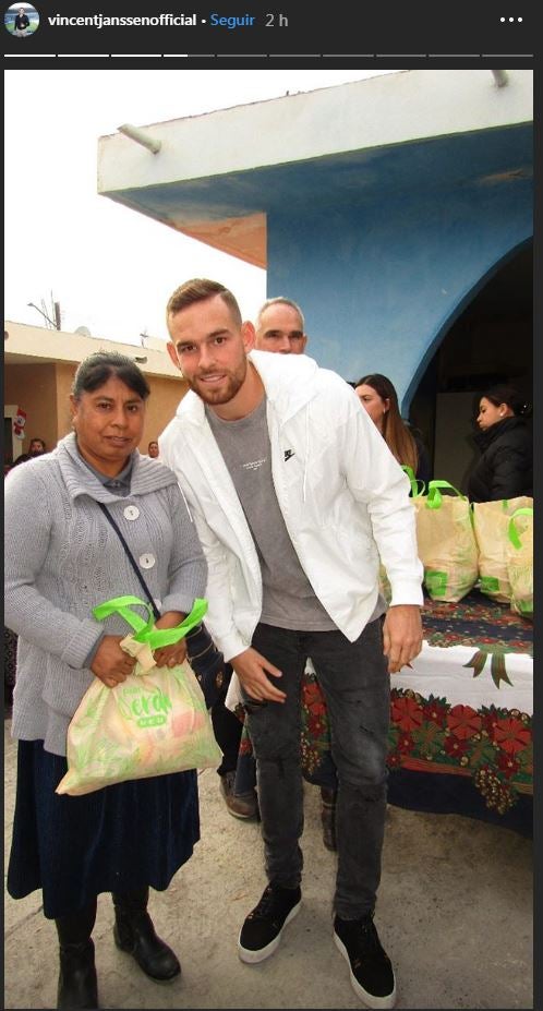 Vincent Janssen entregando despensas