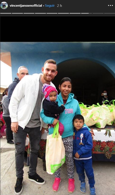 Vincent Janssen entregando despensas