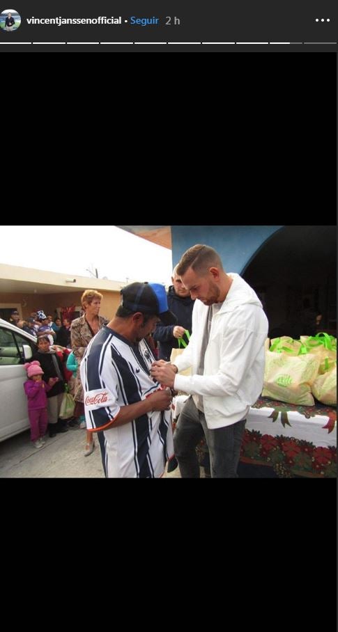 Vincent Janssen entregando despensas