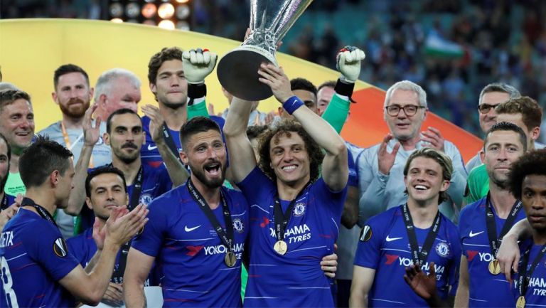 David Luiz levantan el título de Europa League