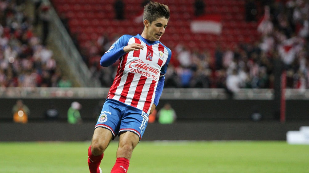 Isaac Brizuela durante un partido con Chivas