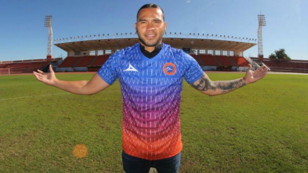 Gullit posa con la playera del Correcaminos