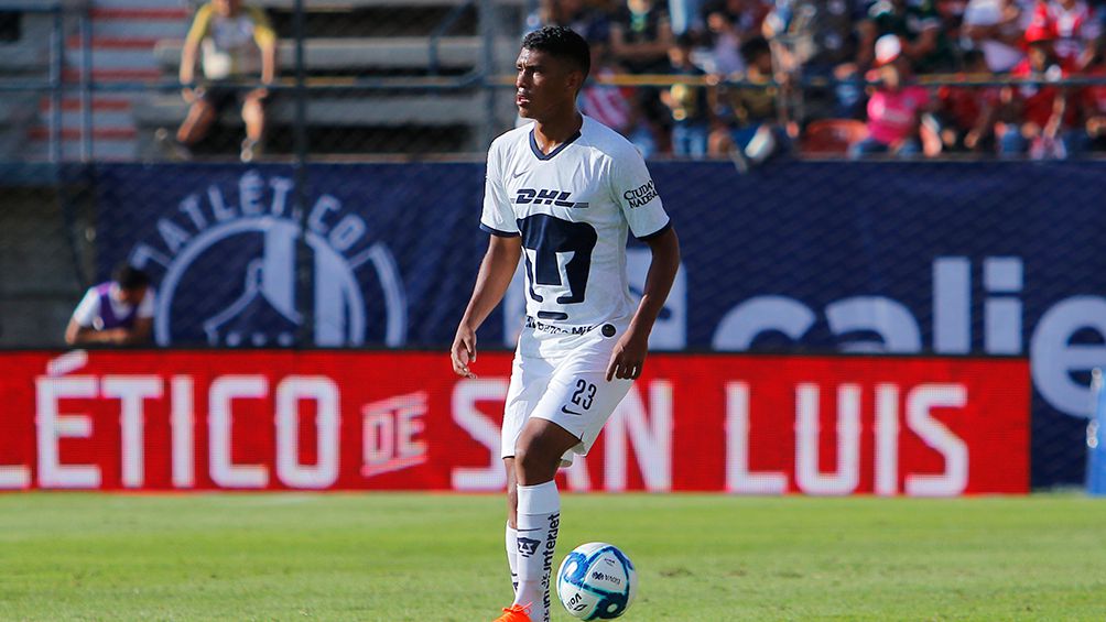 Jeison Angulo en un partido con los Pumas