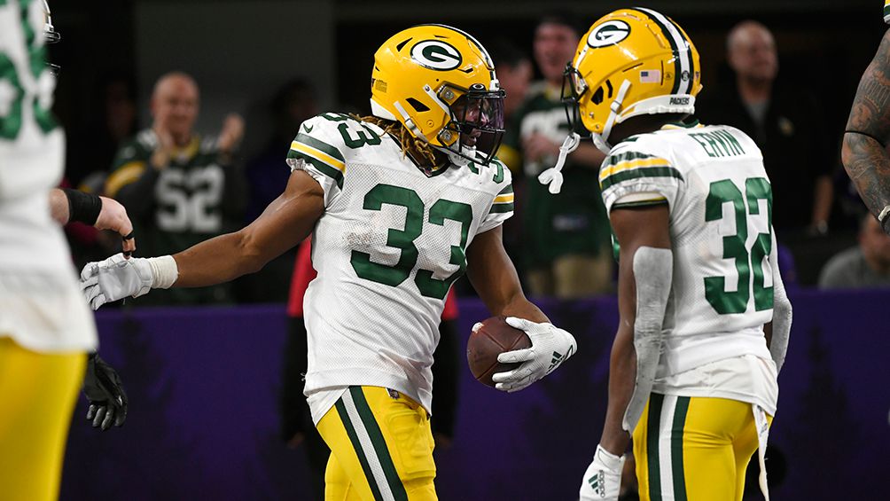 Aaron Jones (33) celebra con Tyler Ervin 