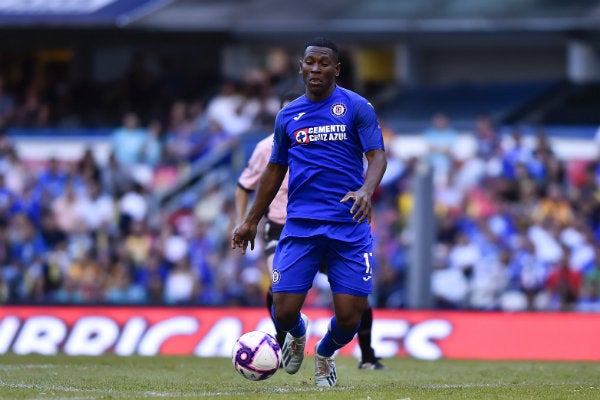 Bryan Angulo en acción con Cruz Azul