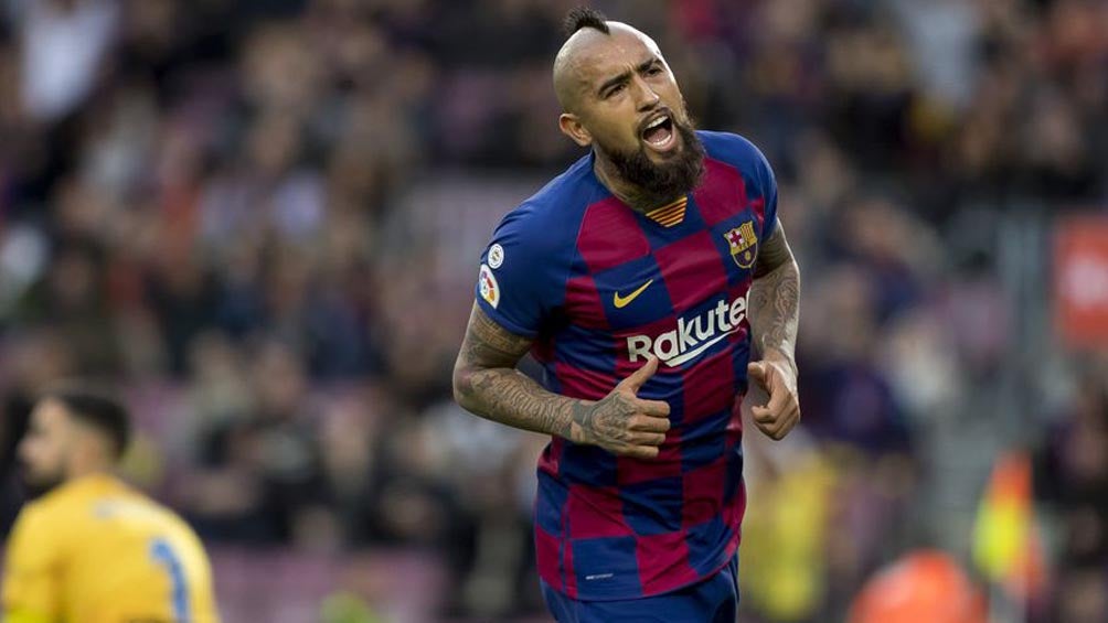 Arturo Vidal durante un duelo con el Barcelona 