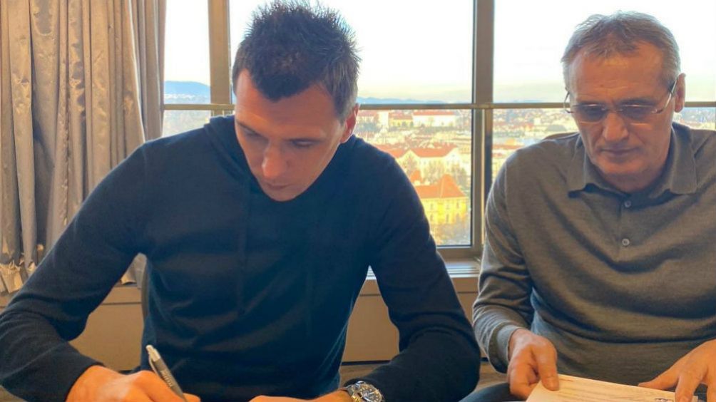  Mario Mandzukic firmando contrato