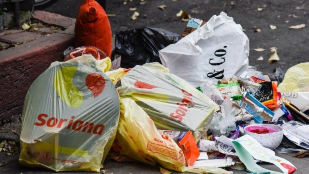 Bolsas de basura en la calle