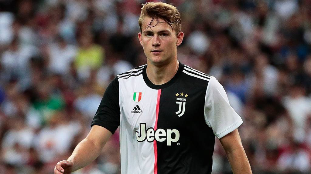 Matthijs de Ligt durante un duelo con la juventus