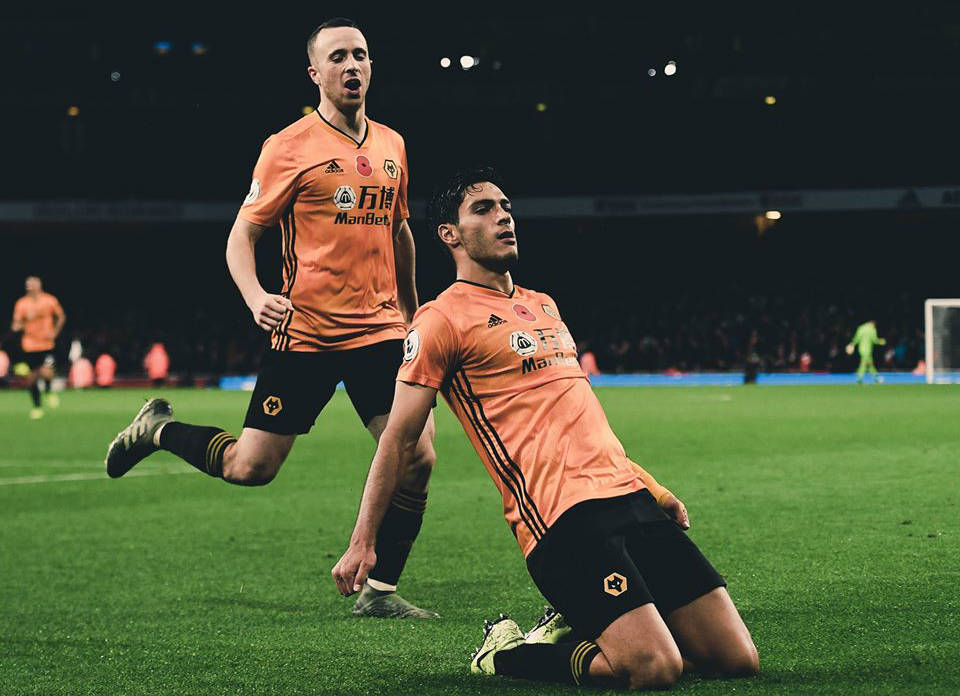 Raúl Jiménez celebra en un partido de Wolves