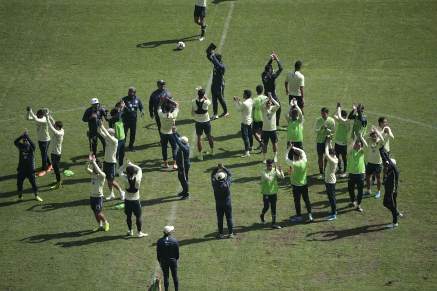 Jugadores del América durante el entrenamiento abierto en el Estadio Azteca