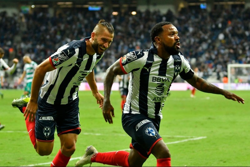 Dorlan Pabón celebrando gol con Nico Sánchez