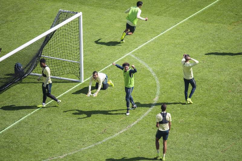 Memo Ochoa celebra su gol en el Azteca