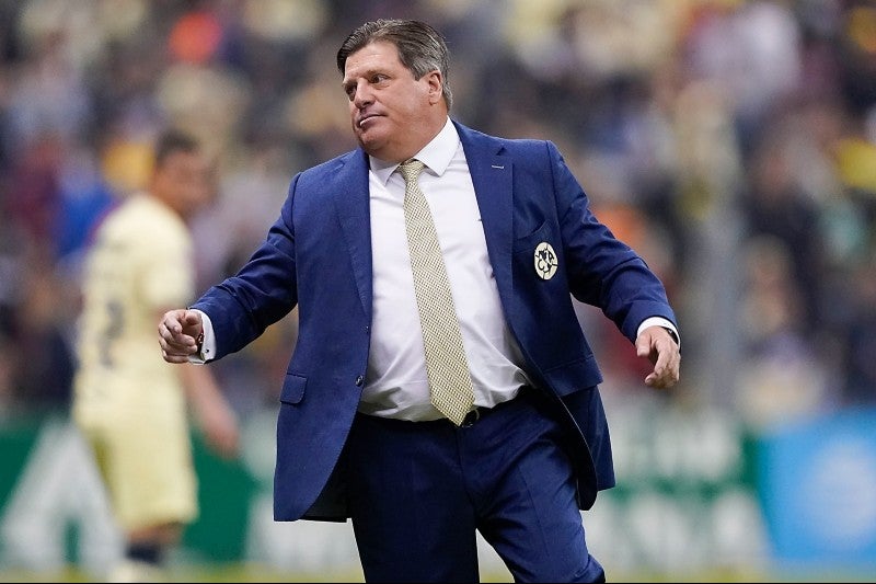 Miguel Herrera dirigiendo a América