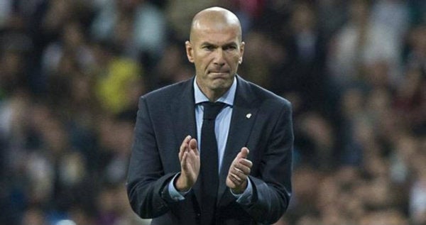 Zinedine Zidane aplaudiendo a su equipo