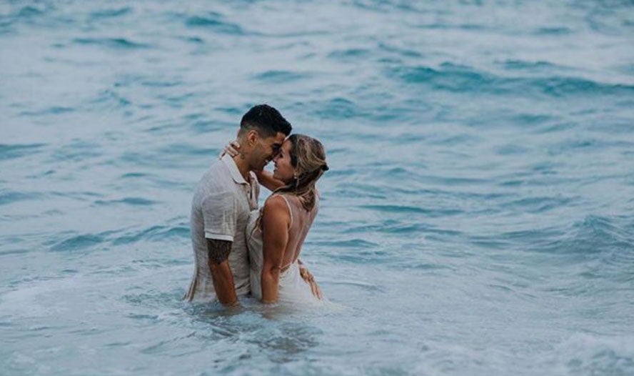 Luis Suárez y Sofía Balbi, en el mar