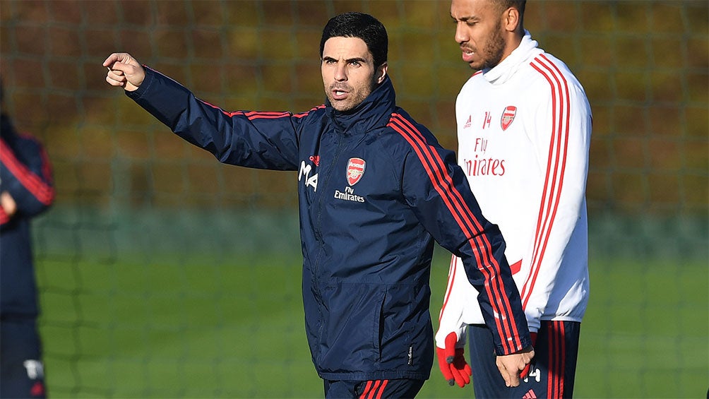 Mikel Arteta da indicaciones durante un entrenamiento del Arsenal