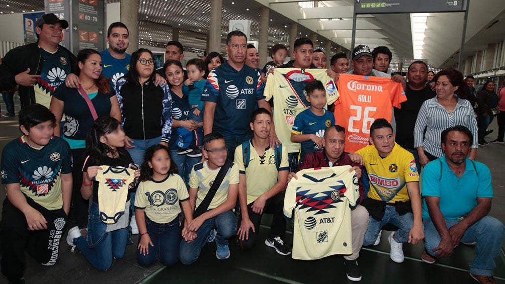 Aficionados del América, en el aeropuerto de la CDMX