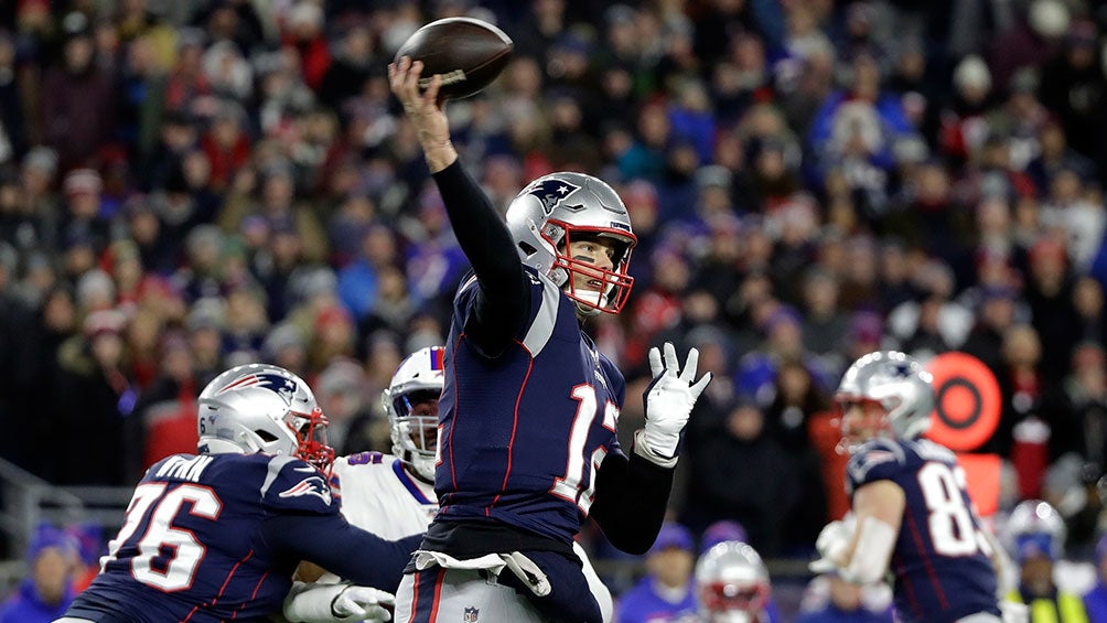 Tom Brady, a punto de lanzar un pase