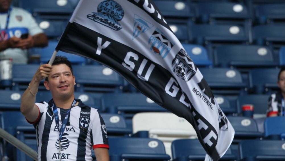 Aficionado de Rayados de Monterrey alentando