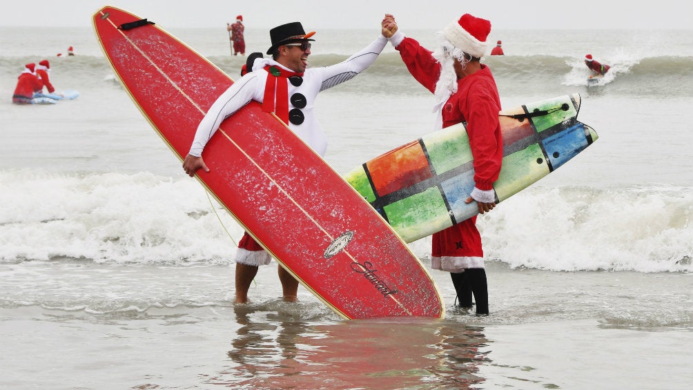 Surfistas vestidos de Santa Claus en playas de Florida