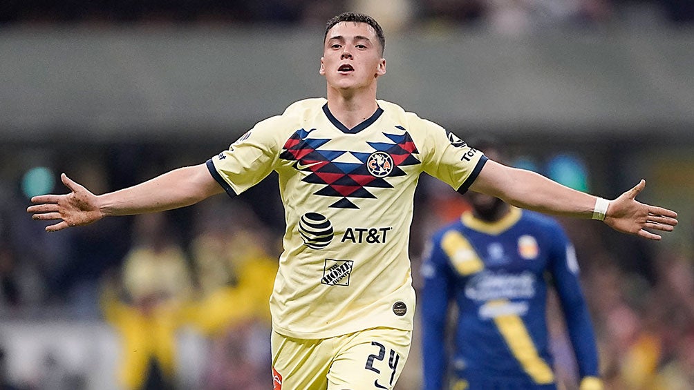 Federico Viñas celebra un gol con el América