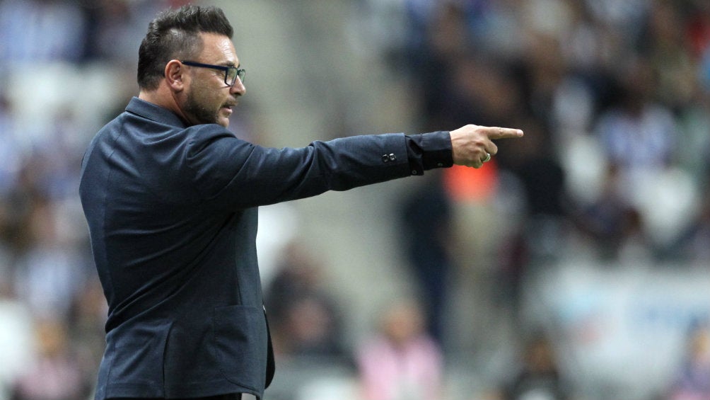 Antonio Mohamed dirigiendo partido