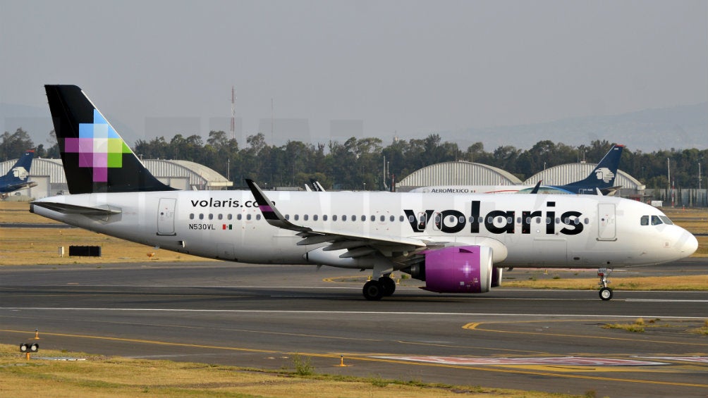 Avión de Volaris aterrizando