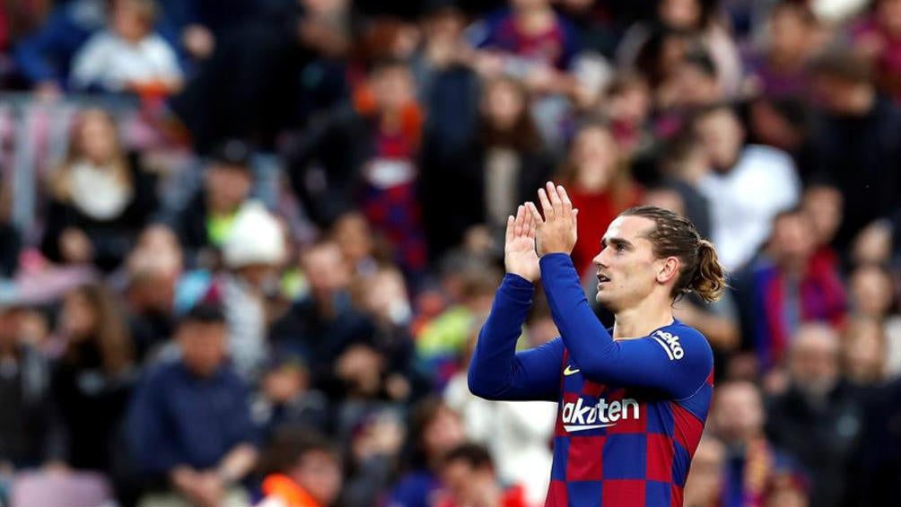 Griezmann aplaude a la afición en el Camp Nou 