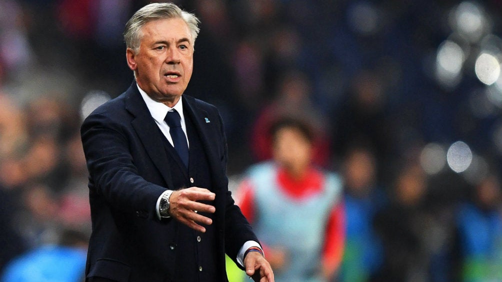 Carlo Ancelotti dirigiendo al Everton