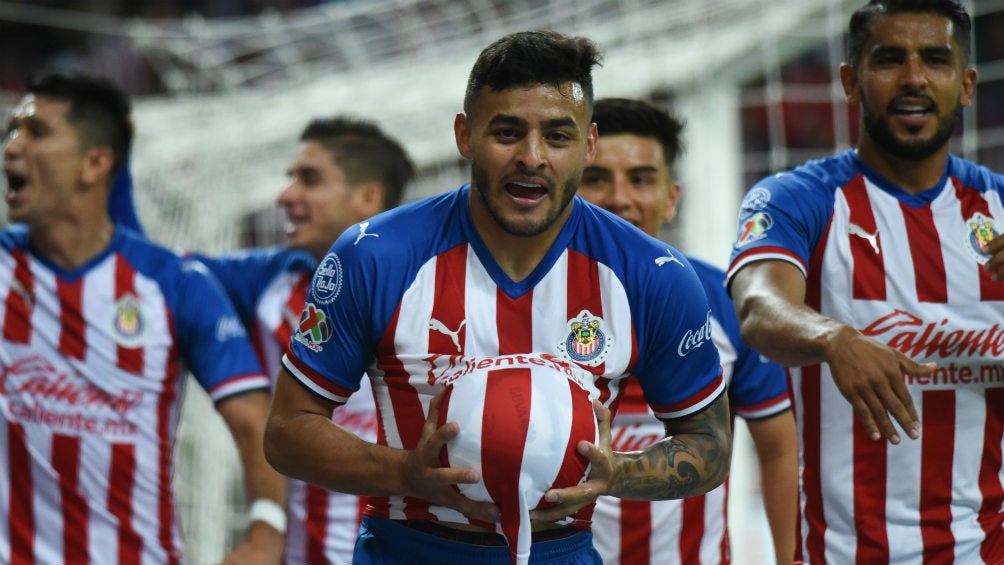 Jugadores de Chivas celebran un gol