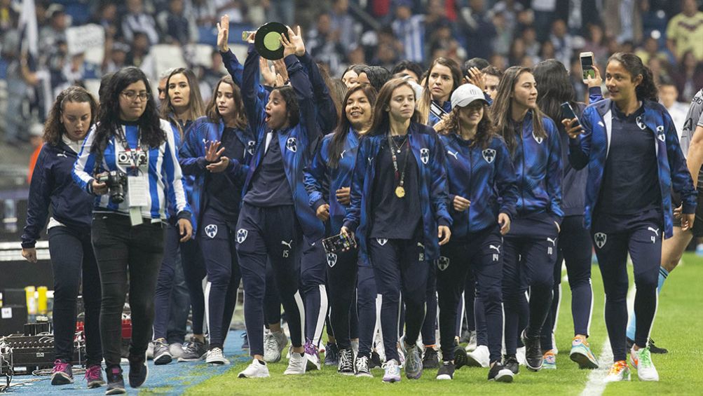 Jugadoras de Rayadas en la cancha del BBVA 