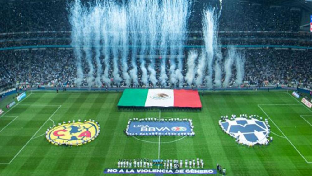 Escudos de América y Rayados en la cancha del BBVA Bancomer