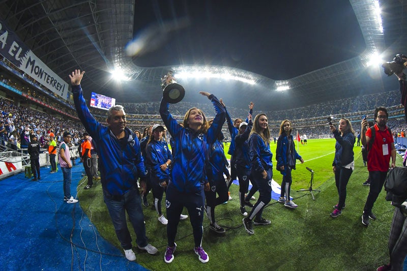 Jugadoras de Rayadas pasean con su trofeo conquistado