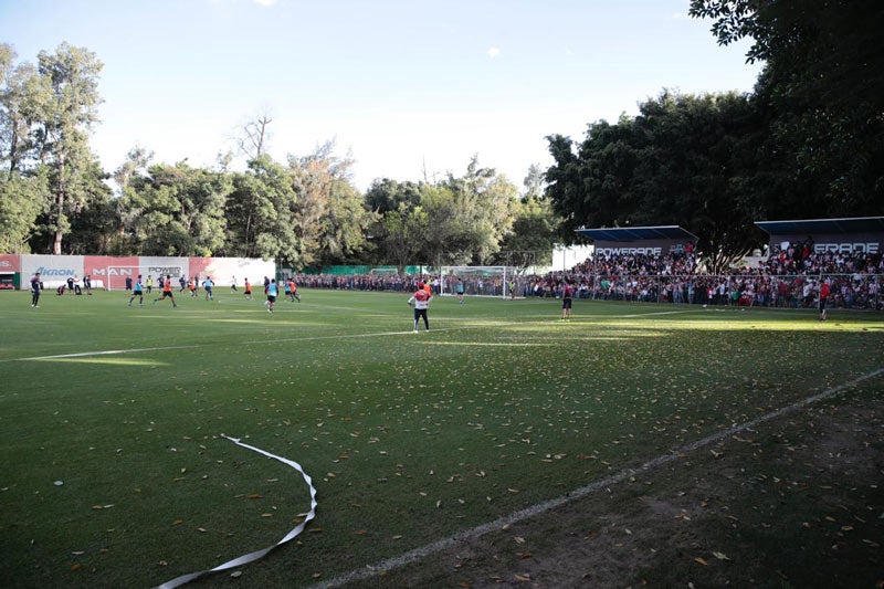 Afición que se dio cita en el entrenamiento de Chivas