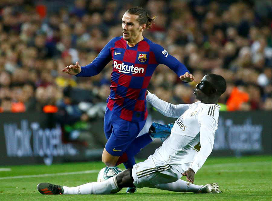 Griezmann cae en el clásico ante una barrida de Mendy