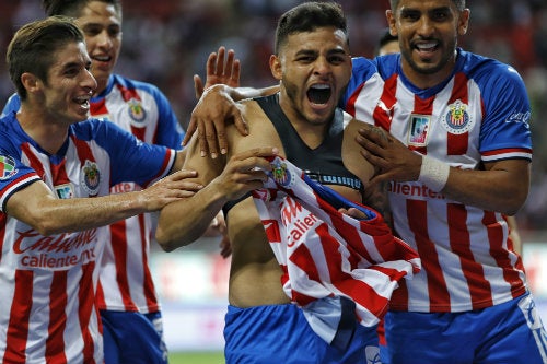 Jugadores de Chivas celebran un gol