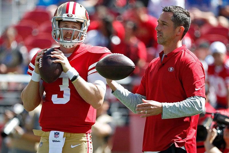 C.J. Beathard y Kyle Shanahan, previo a un partido con los 49ers