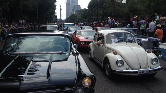 Automóviles en el Ángel de la Independencia