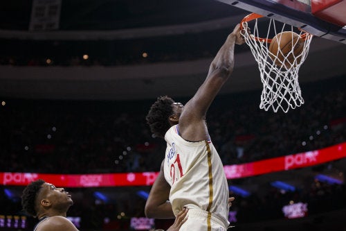 Embiid clava el balón tras superar a Giannis