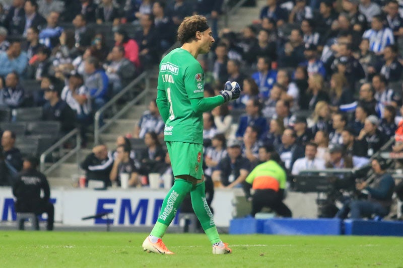 Ochoa festeja el gol del América en la Final del Ida del A2019