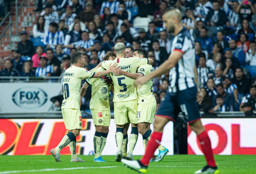 Jugadores del América festejan el autogol de Carlos Rodríguez