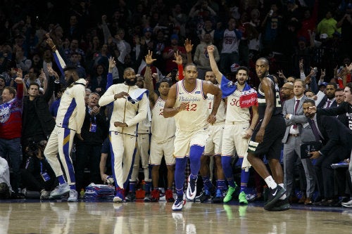 Los Sixers celebran una canasta en el juego vs Bucks