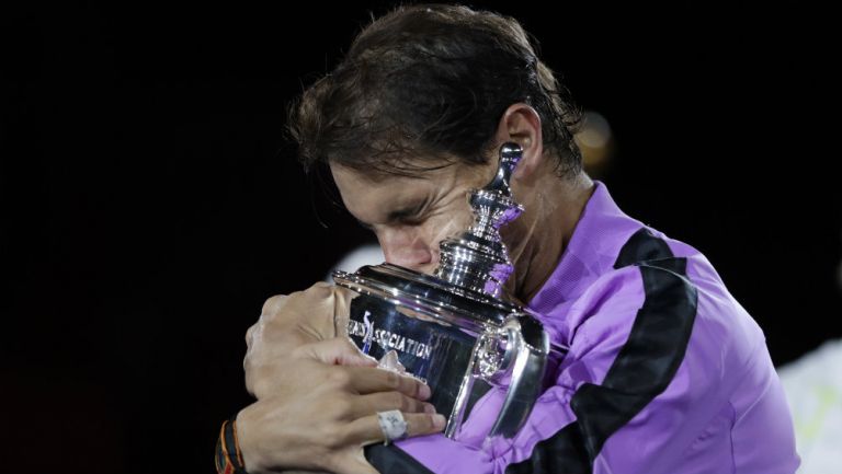 Rafael Nadal abraza su título de Grand Slam