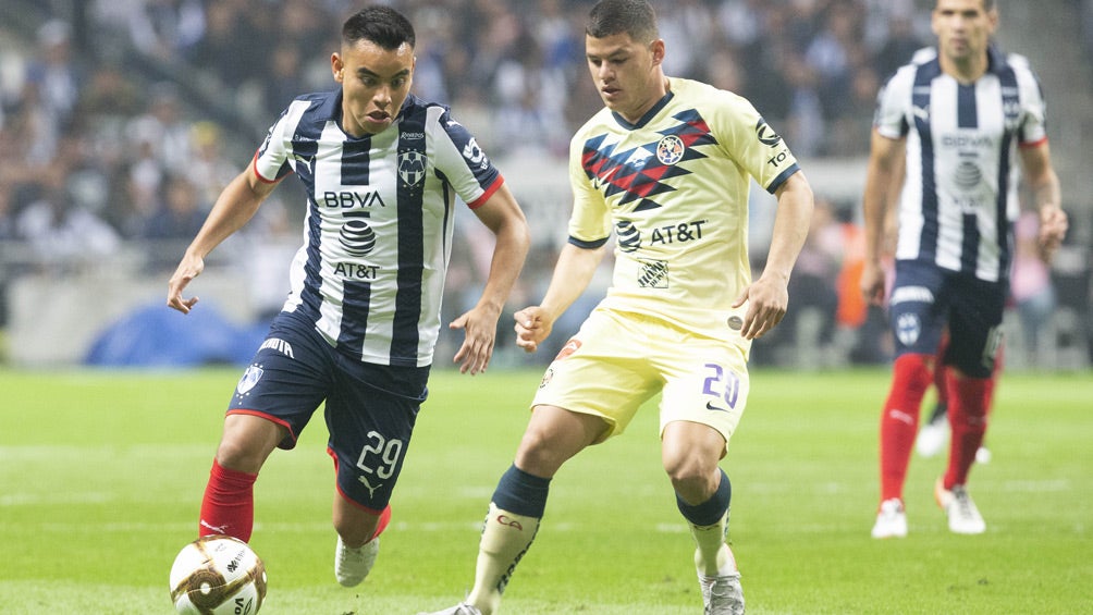 Carlos Rodríguez pelea un balón en la Final de Ida 